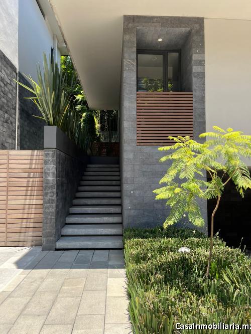 AMPLIA CASA CON JARDIN 4R C/U CON BAÑO Y VIGILANCIA 24 HRS.