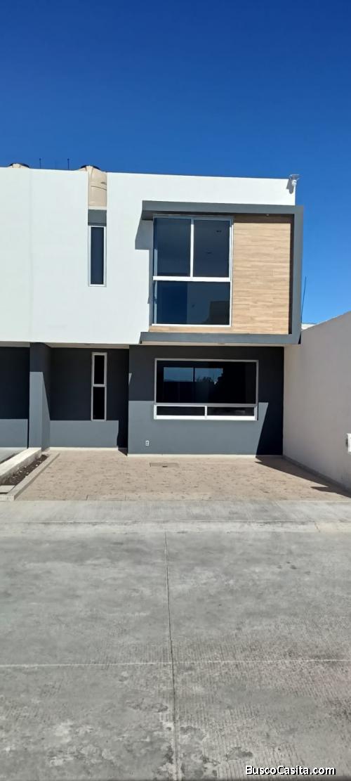 Casa nueva de dos niveles cerca de plaza comercial.