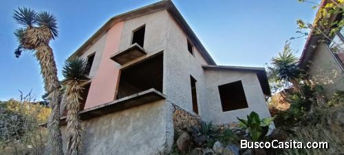 Casa de campo a pie de carretera con vista a lago