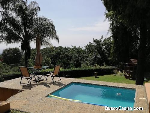 CON AMPLIOS JARDINES Y ALBERCA CASA EN UN NIVEL