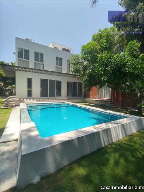 Ixtapa Paseo de los Viveros, Casa en Venta con piscina 4 recámaras C114