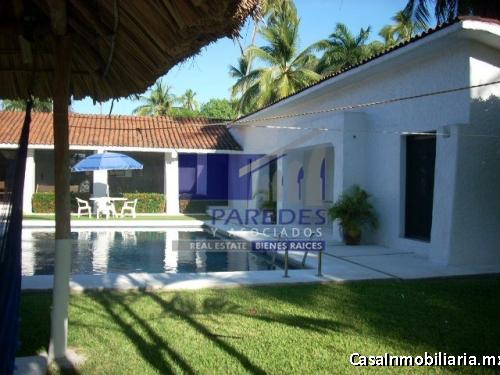 Casa en Campo de Golf con piscina de 4 recamaras en Ixtapa A04