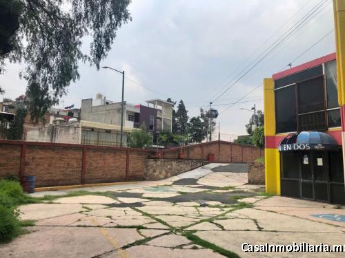 AMPLIO TERRENO EN ESQUINA CON EXCELENTES USOS DE SUELO