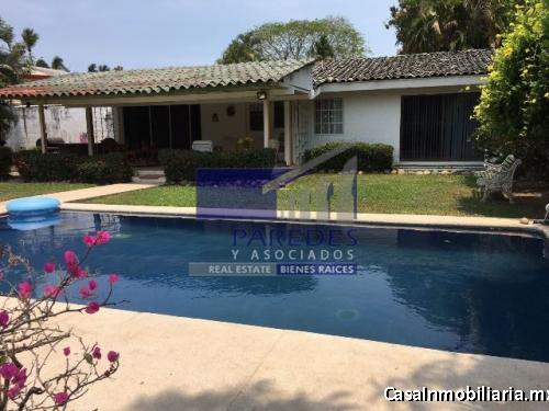 A39 Amplia casa en Golondrinas Campo de Golf de 3 recamaras Ixtapa 