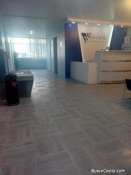 UNA OFICINA DISPONIBLE EN RENTA