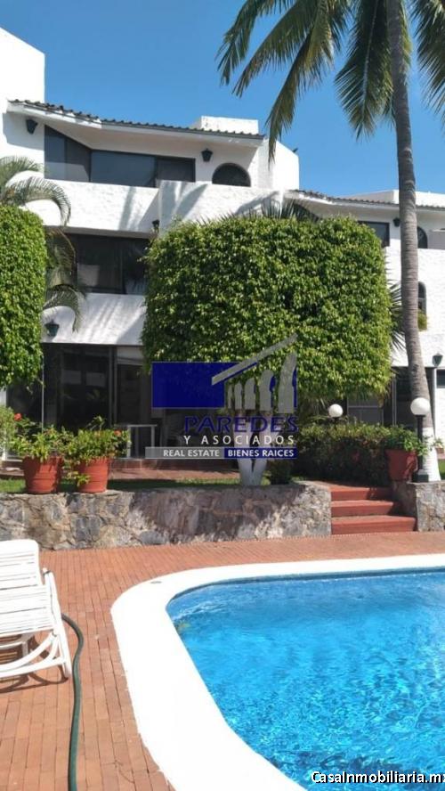V403 Villa en Venta, 3 recámaras aun costado Hotel Ixtapa Palace