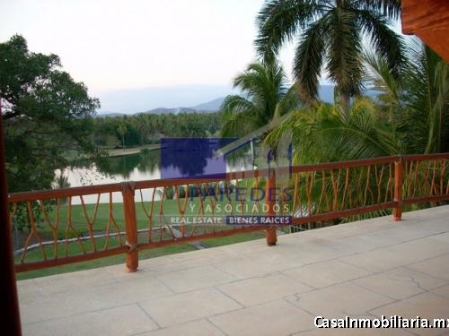 R302 Residencia en Venta 5 recámaras Ixtapa Campo de Golf 